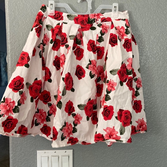 sucrefas Dresses & Skirts - Pleated rose skirt